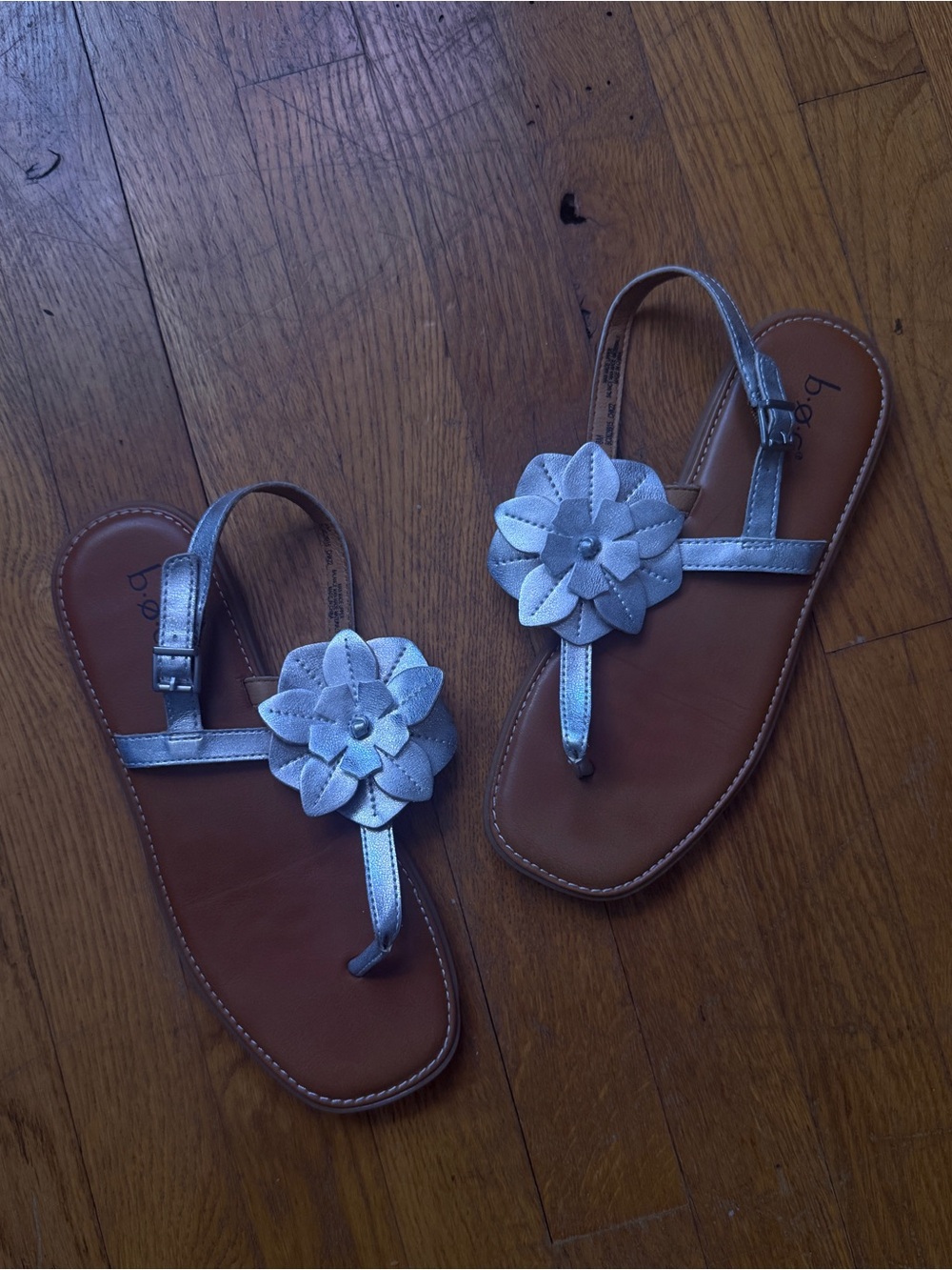 B.O.C. Silver boho metallic leather floral strappy sandals 8M